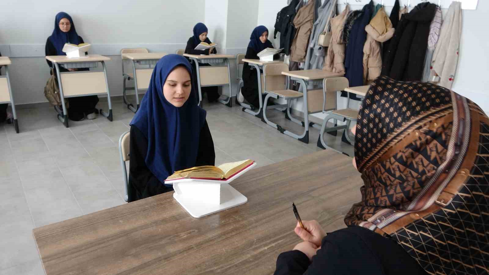 Hafızlık sınavını tamamlayan genç kızlar meşaleler, alkışlar ve Türk bayraklarıyla karşılandı
