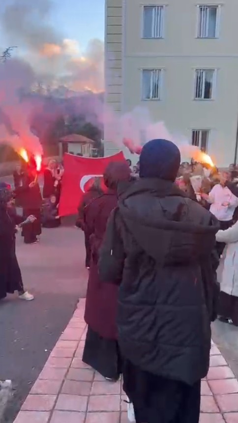 Hafızlık sınavını tamamlayan genç kızlar meşaleler, alkışlar ve Türk bayraklarıyla karşılandı
