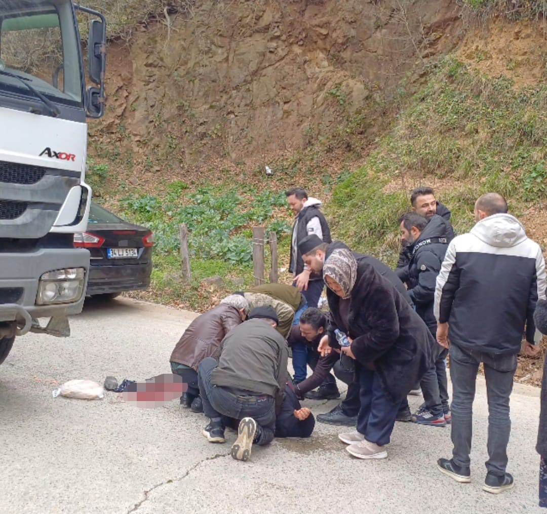Hafriyat kamyonu cenaze törenine katılan kadına çarptı
