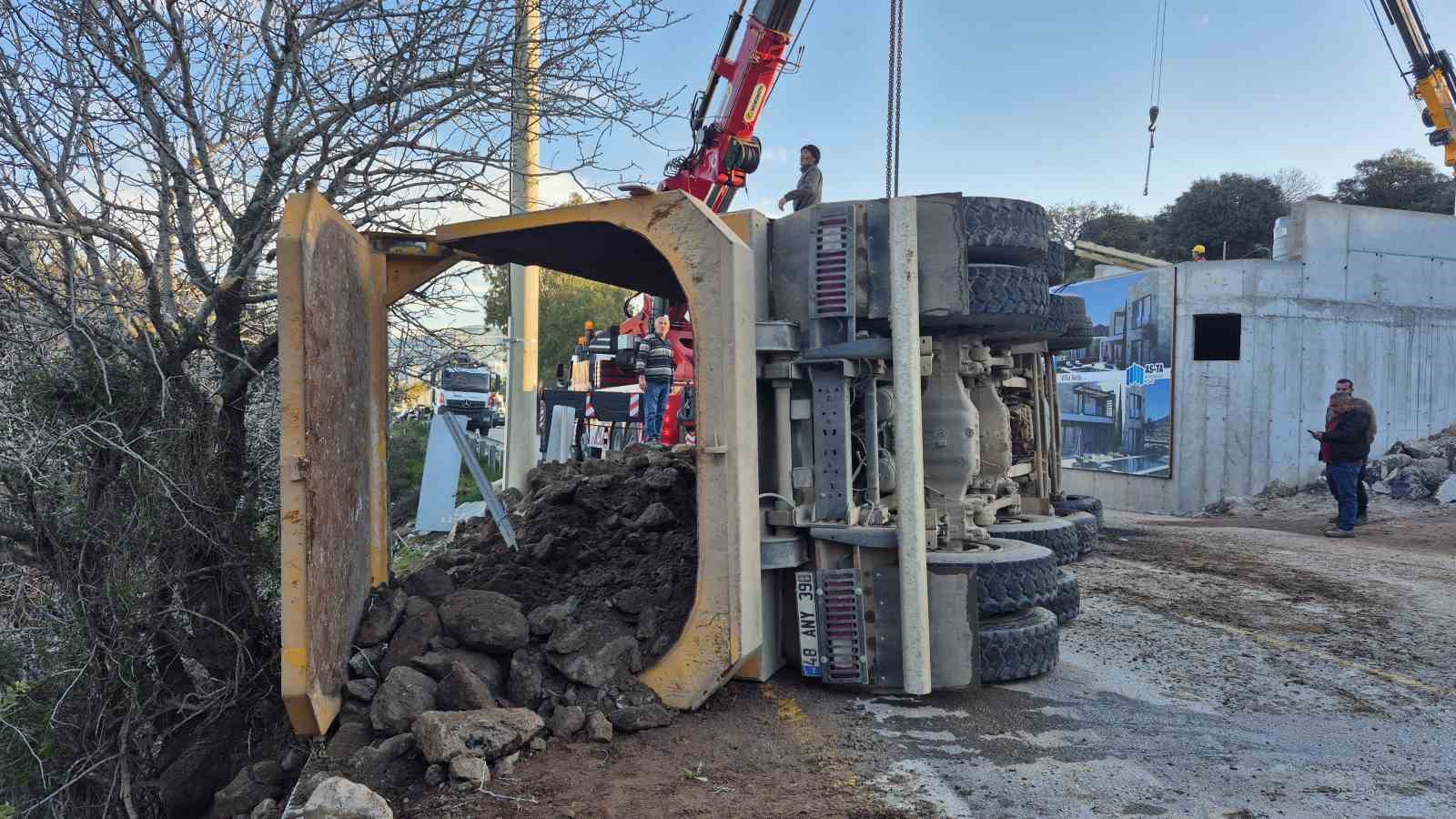 Hafriyat kamyonu devrildi: 1 yaralı
