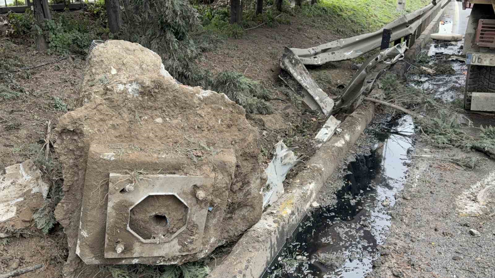 Hafriyat kamyonu refüje daldı, sürücü yaralandı
