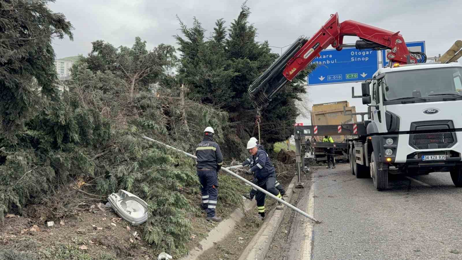 Hafriyat kamyonu refüje daldı, sürücü yaralandı
