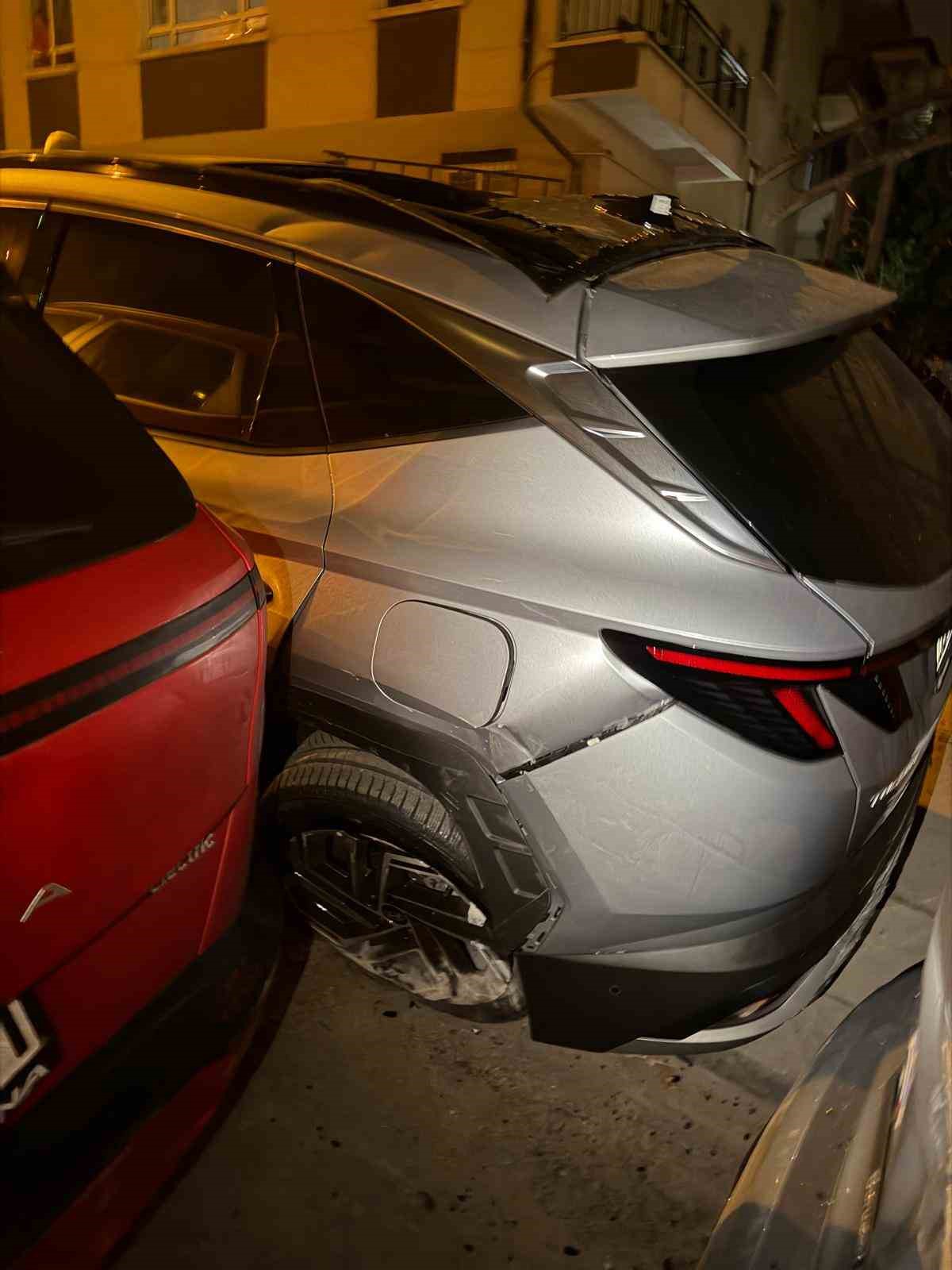 Hafriyat kamyonunun bahçedeki 4 araca çarptığı kaza kameda
