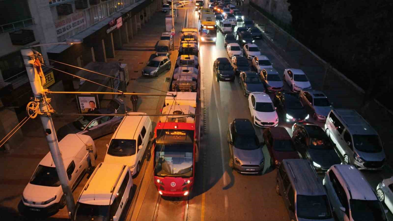 Hafta sonunu fırsat bilen vatandaşlar sabah namazında Ulu Camiye akın etti
