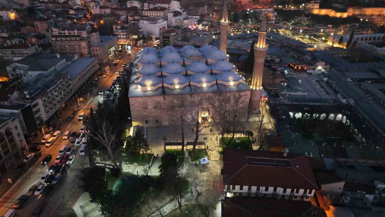 Hafta sonunu fırsat bilen vatandaşlar sabah namazında Ulu Camiye akın etti
