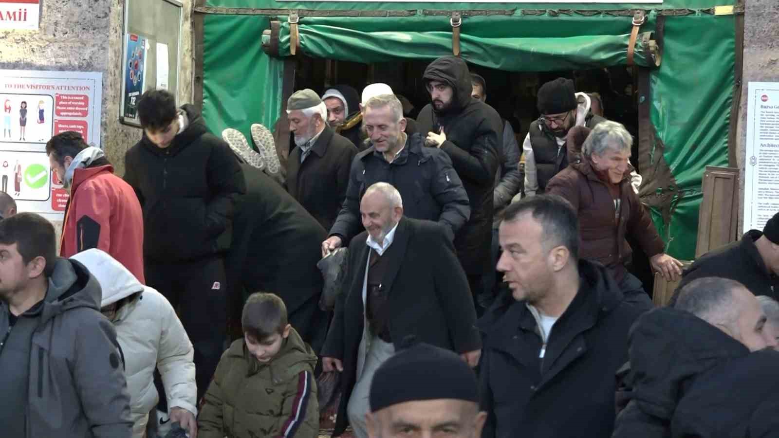 Hafta sonunu fırsat bilen vatandaşlar sabah namazında Ulu Camiye akın etti
