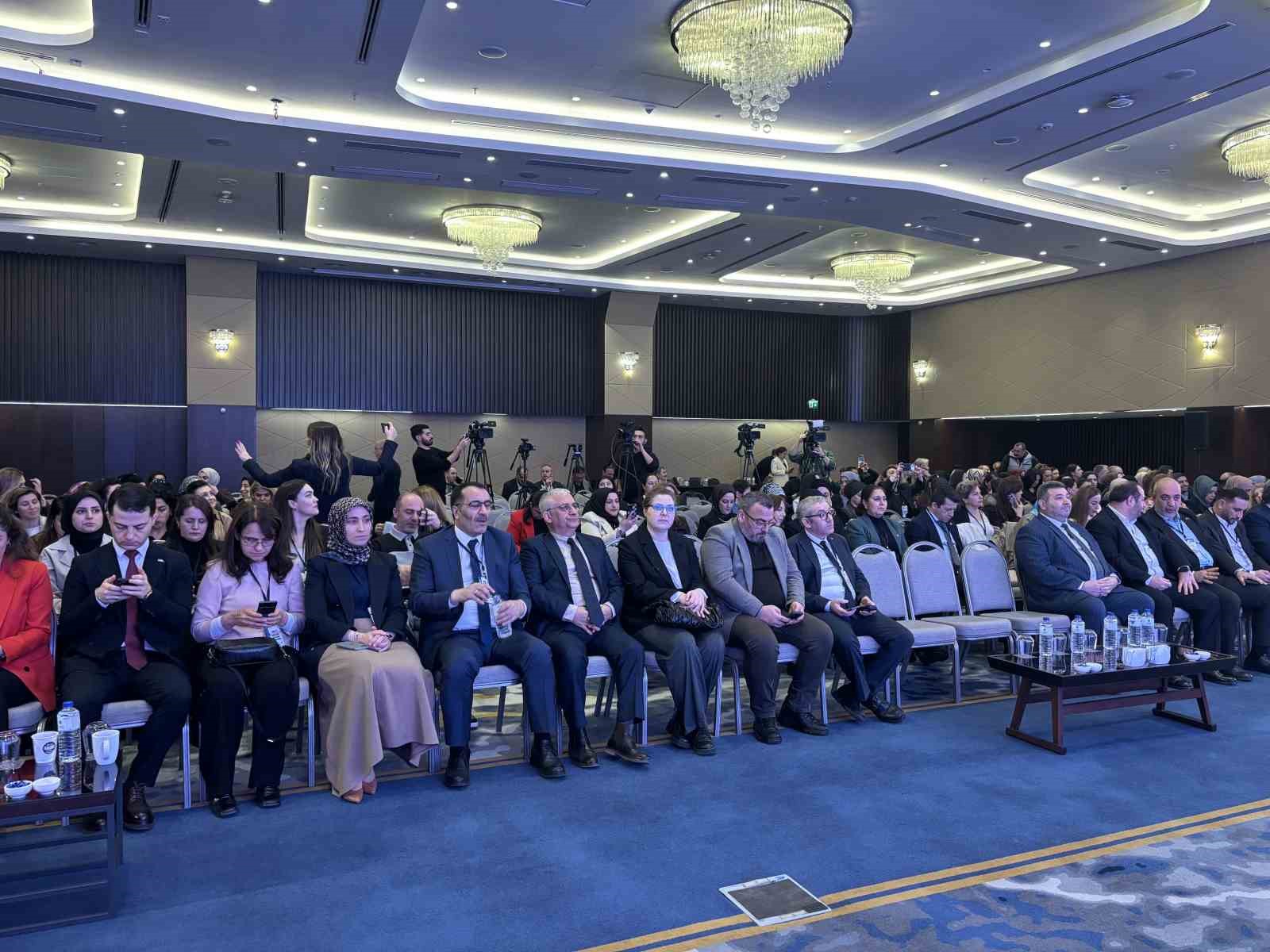 HAK-İŞ Genel Başkanı Mahmut Arslan: "Yönetimlerde daha fazla kadın arkadaşımızın yer almasını sağlayalım"
