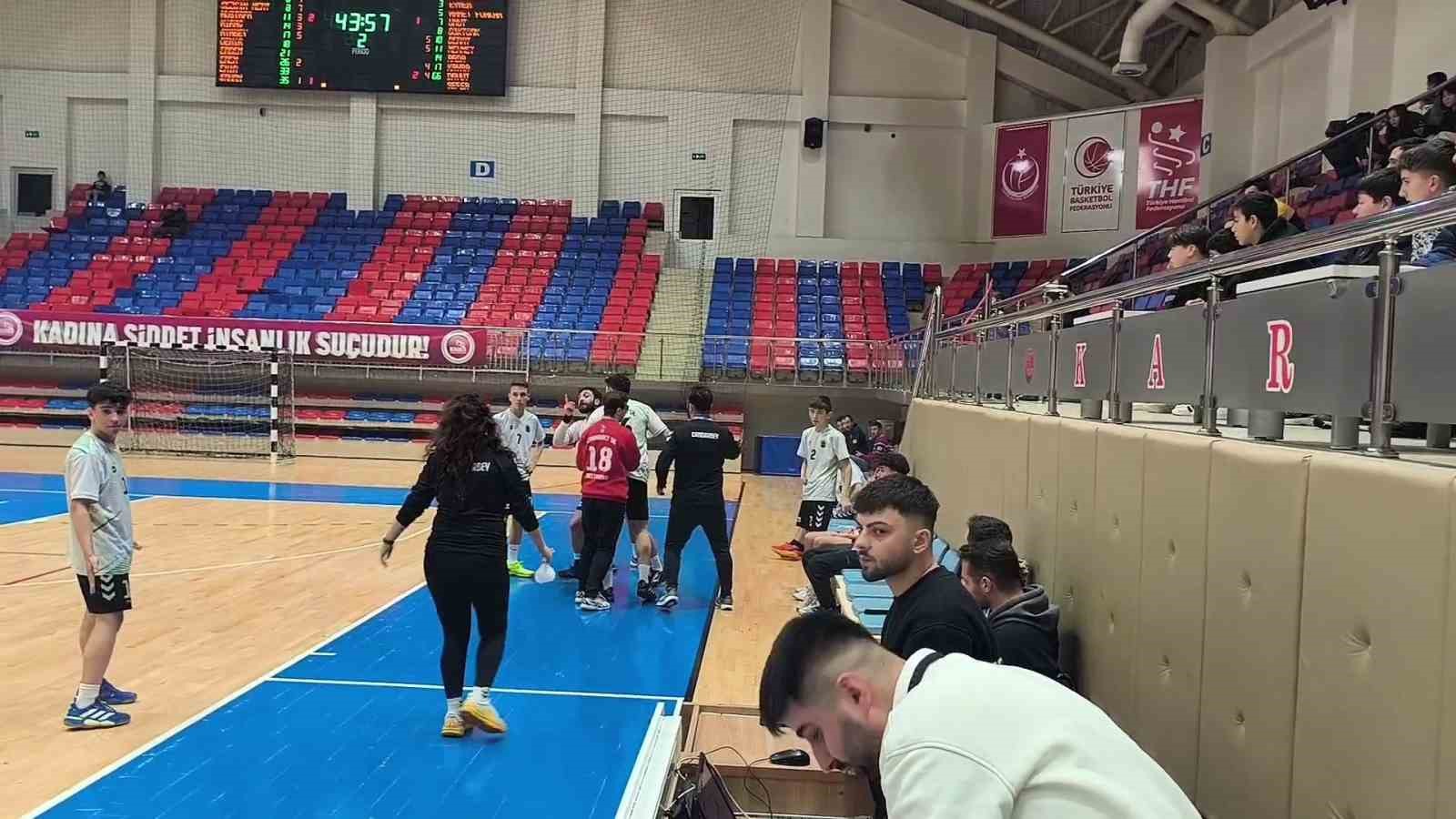 Hakeme saldırmaya çalıştı sahadan güvenlikle çıkartıldı
