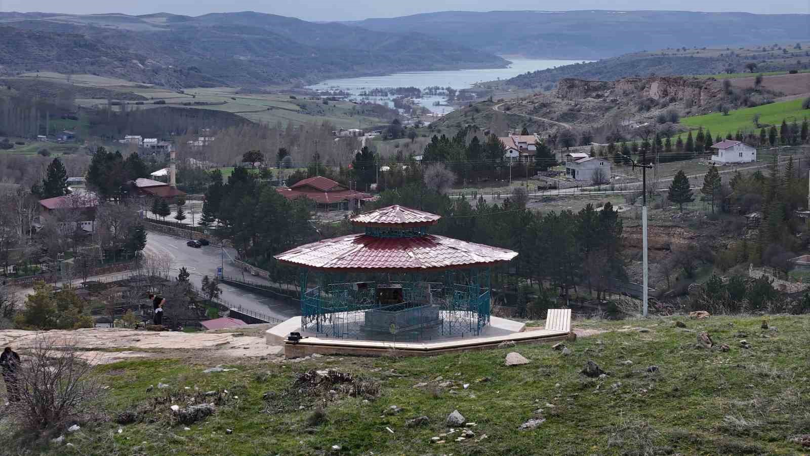 Hakim tepedeki türbesinde ziyaretçilerini ağırlıyor
