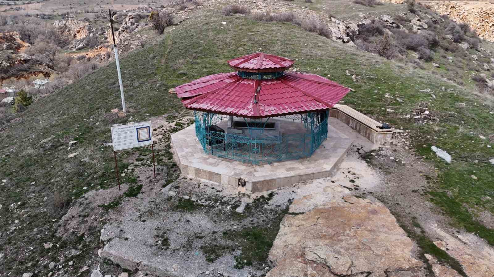 Hakim tepedeki türbesinde ziyaretçilerini ağırlıyor
