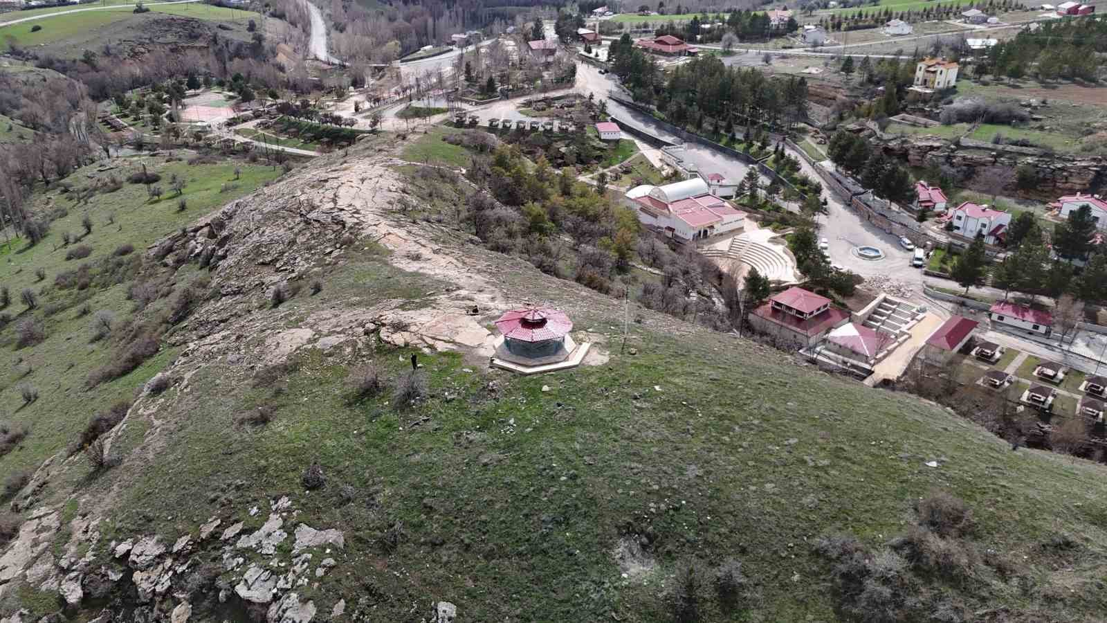 Hakim tepedeki türbesinde ziyaretçilerini ağırlıyor
