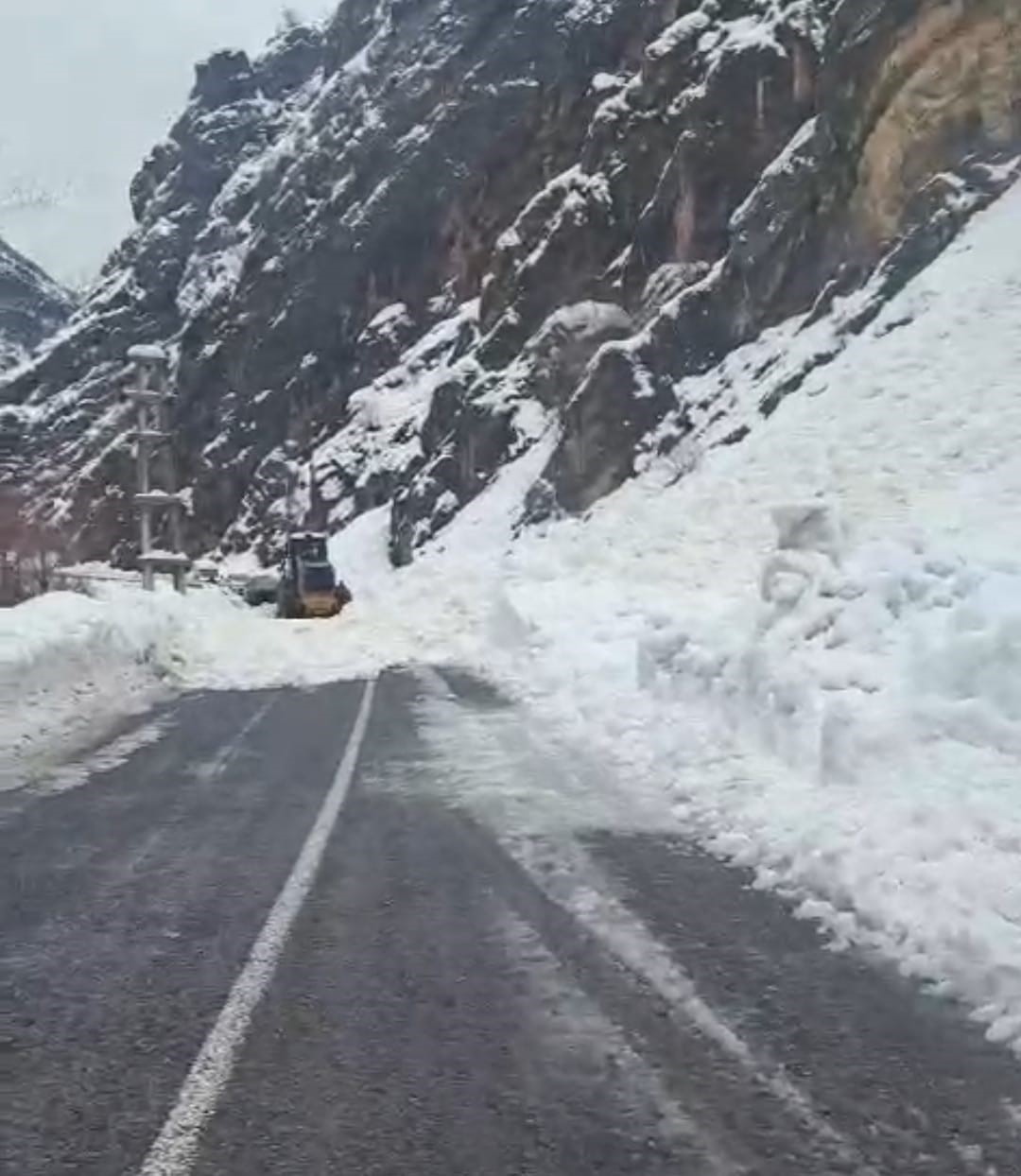 Hakkari-Çukurca karayolunda 2 ayrı çığ düştü: Yol ulaşıma kapandı
