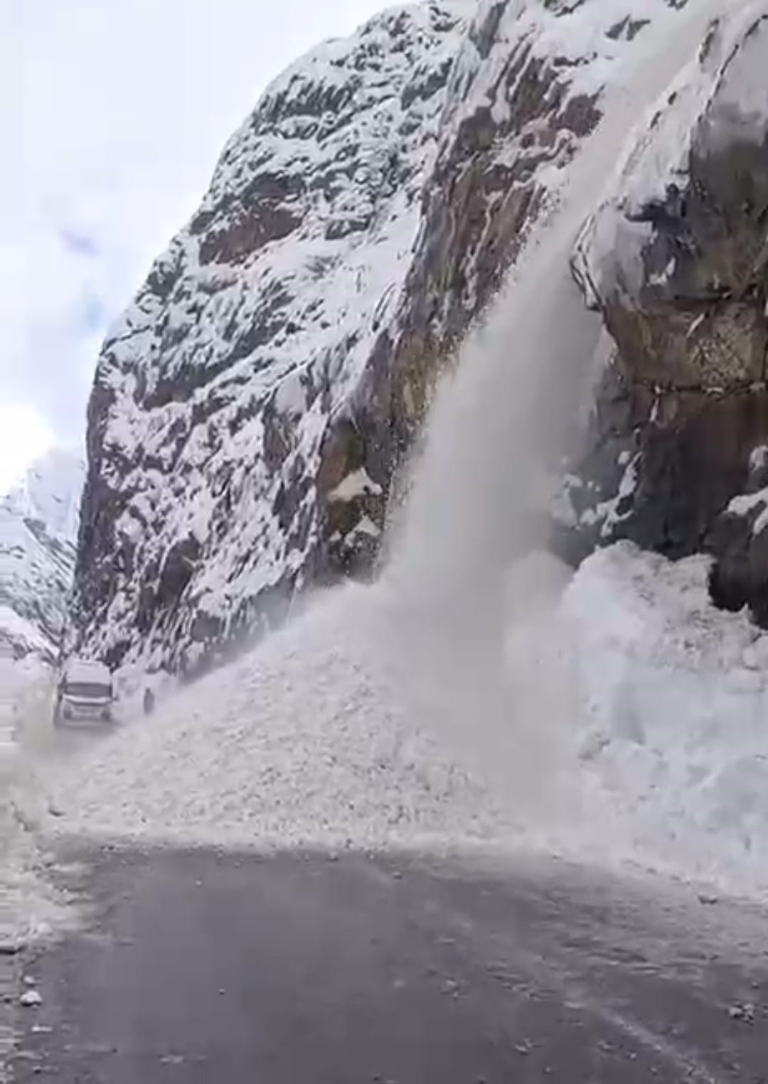 Hakkari-Çukurca karayolunda 2 ayrı çığ düştü: Yol ulaşıma kapandı

