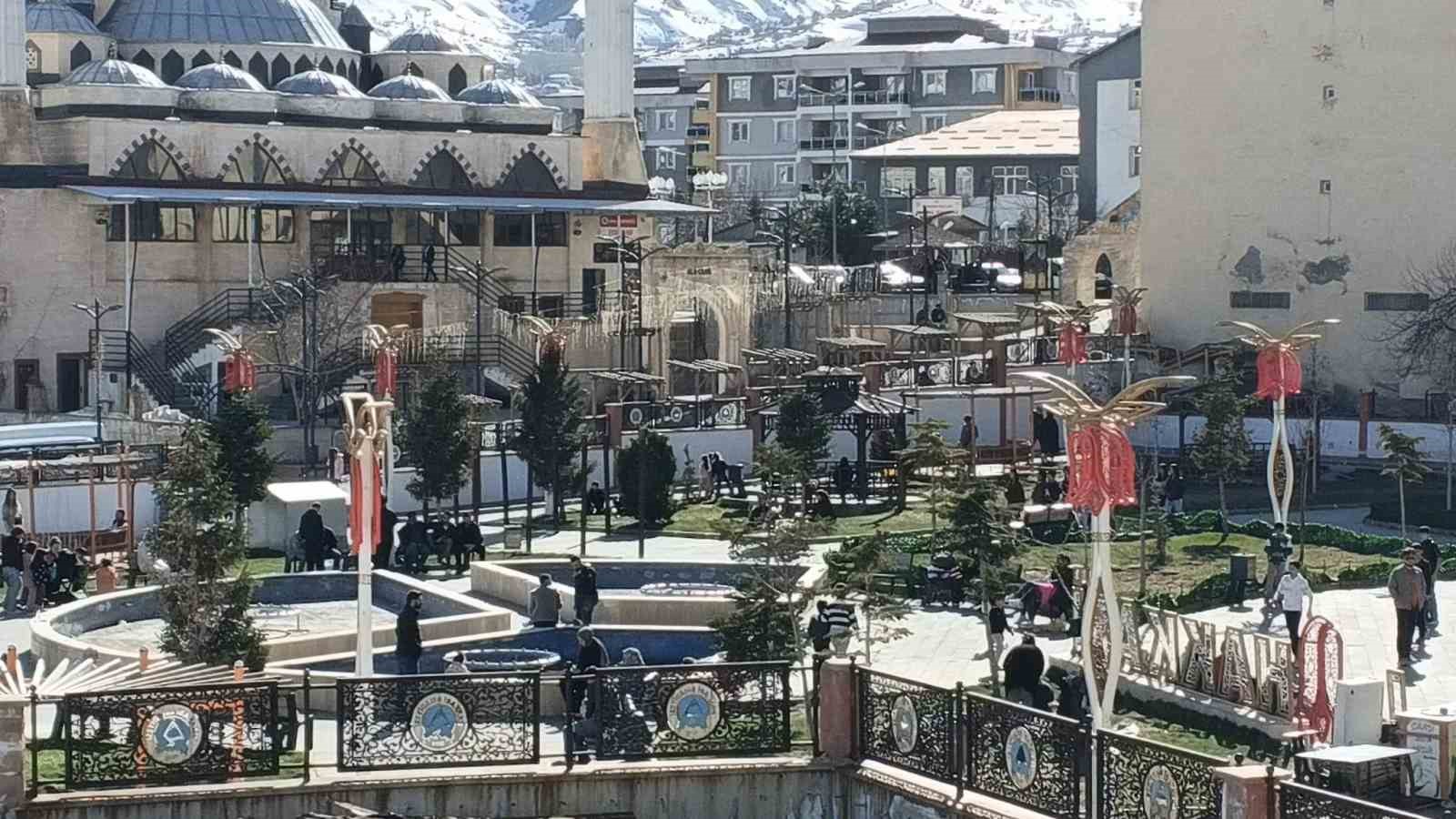 Hakkari güneşli havayı fırsat bilenler parka akın etti
