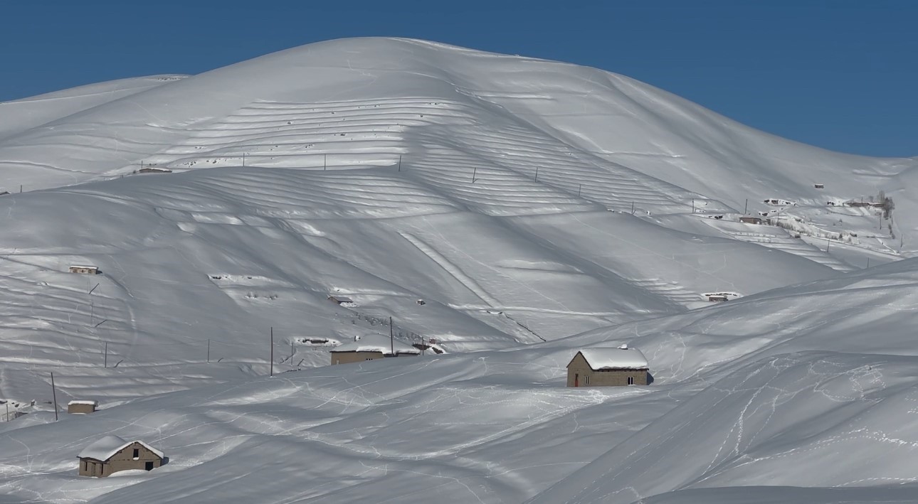 Hakkari kar yağışı: 51 yerleşim yerinin yolu kapandı
