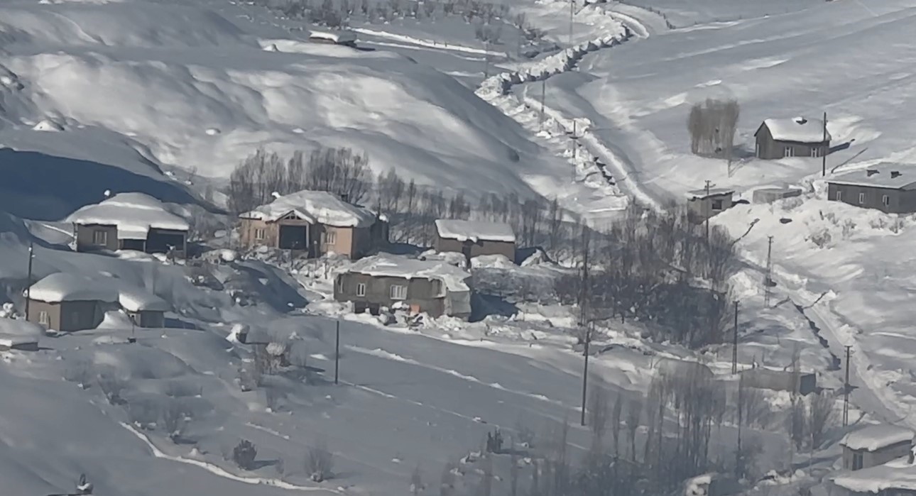 Hakkari kar yağışı: 51 yerleşim yerinin yolu kapandı
