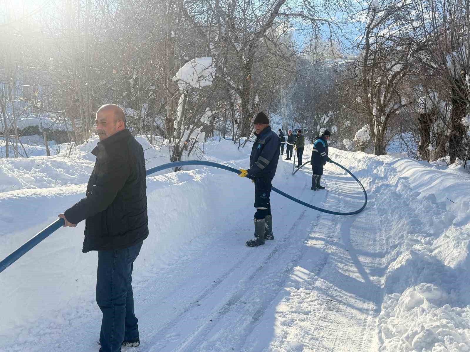 Hakkari su arıza ekibi 1,5 metre karı aşarak arızaya ulaştı
Hakkari su arıza ekibi 1,5 metre karı aşarak arızaya ulaştı