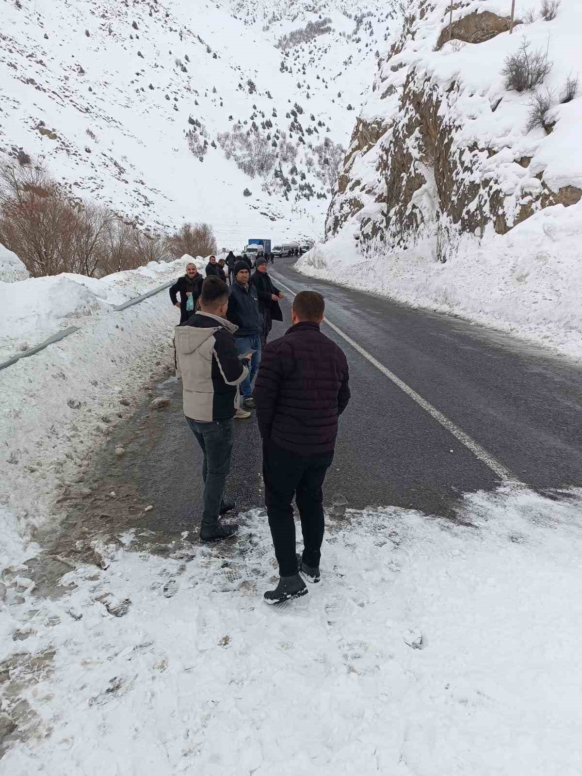 Hakkari-Van kara yoluna çığ düştü
