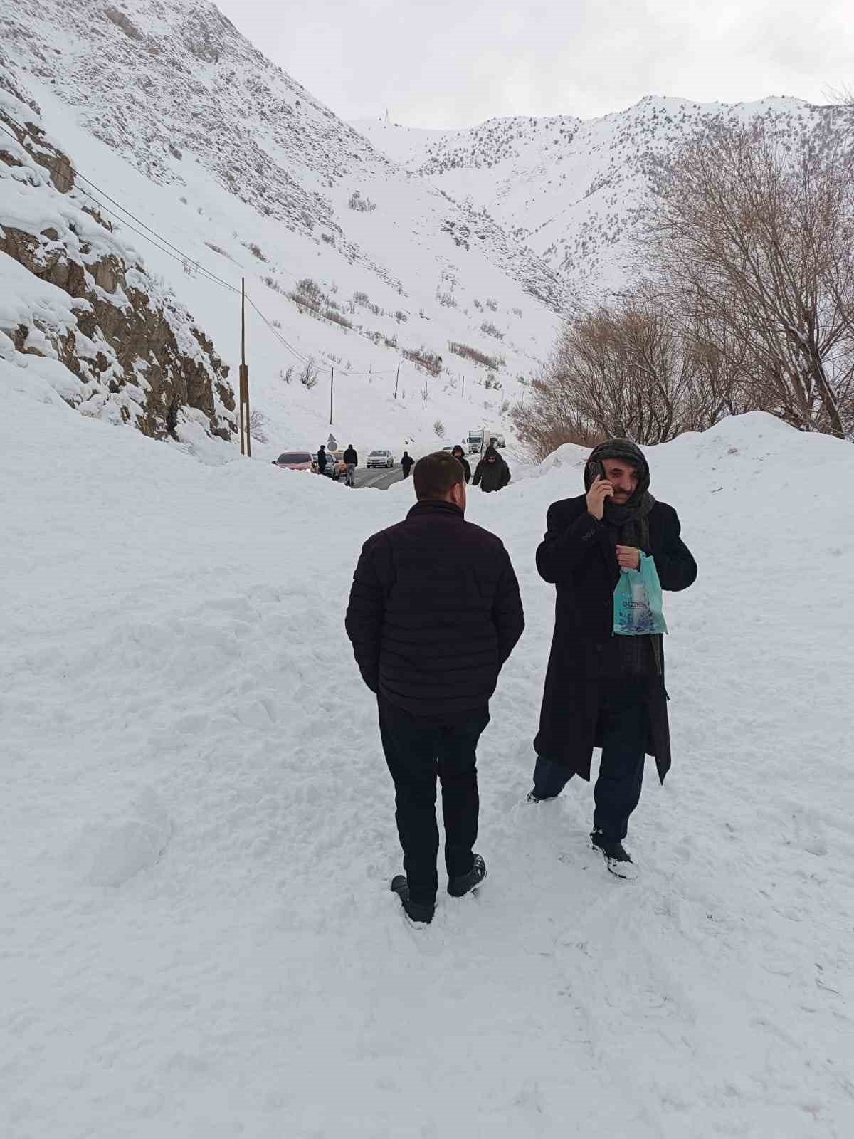 Hakkari-Van kara yoluna çığ düştü
