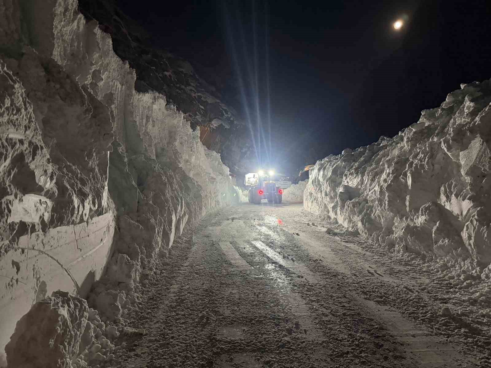 Hakkari-Van karayolu ulaşıma açıldı
