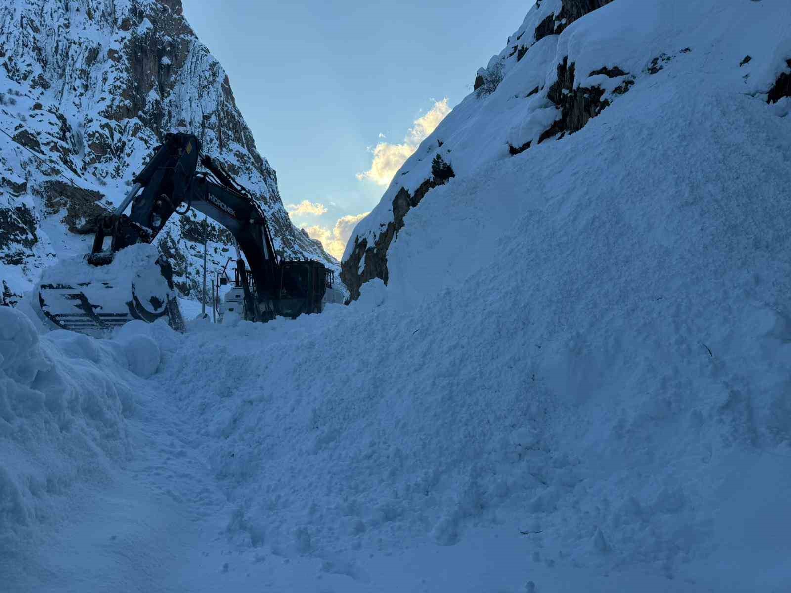 Hakkari-Van karayolu ulaşıma açıldı
