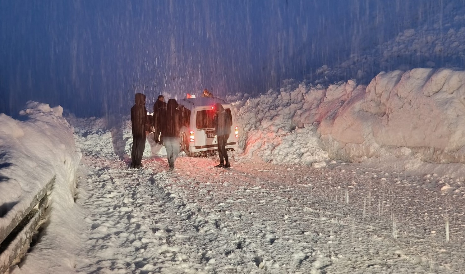 Hakkari-Van yolunda iki çığ arasında kalan 5 araç kurtarıldı
