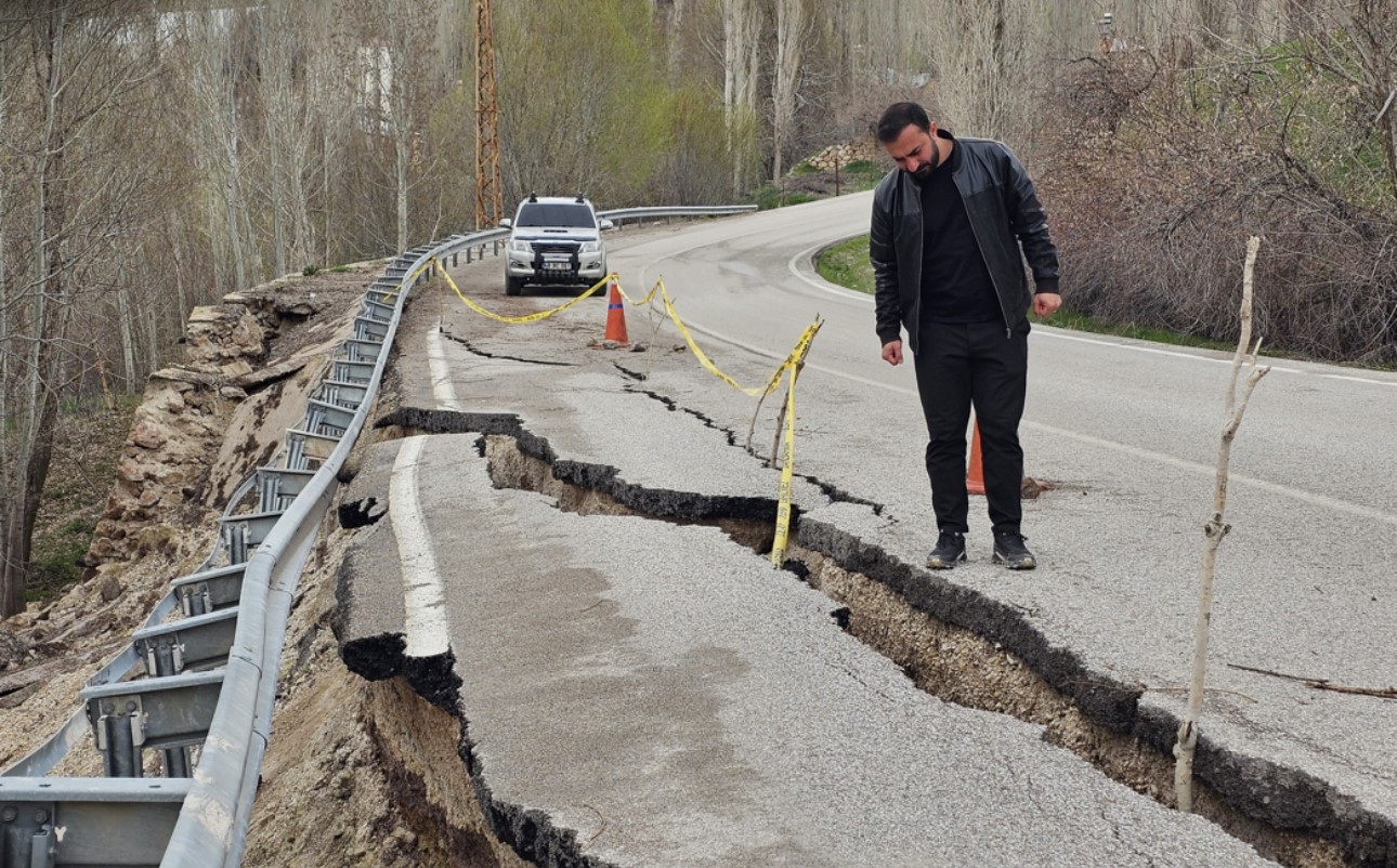 Hakkari-Yüksekova kara yolunda ’yarık’ tehlikesi

