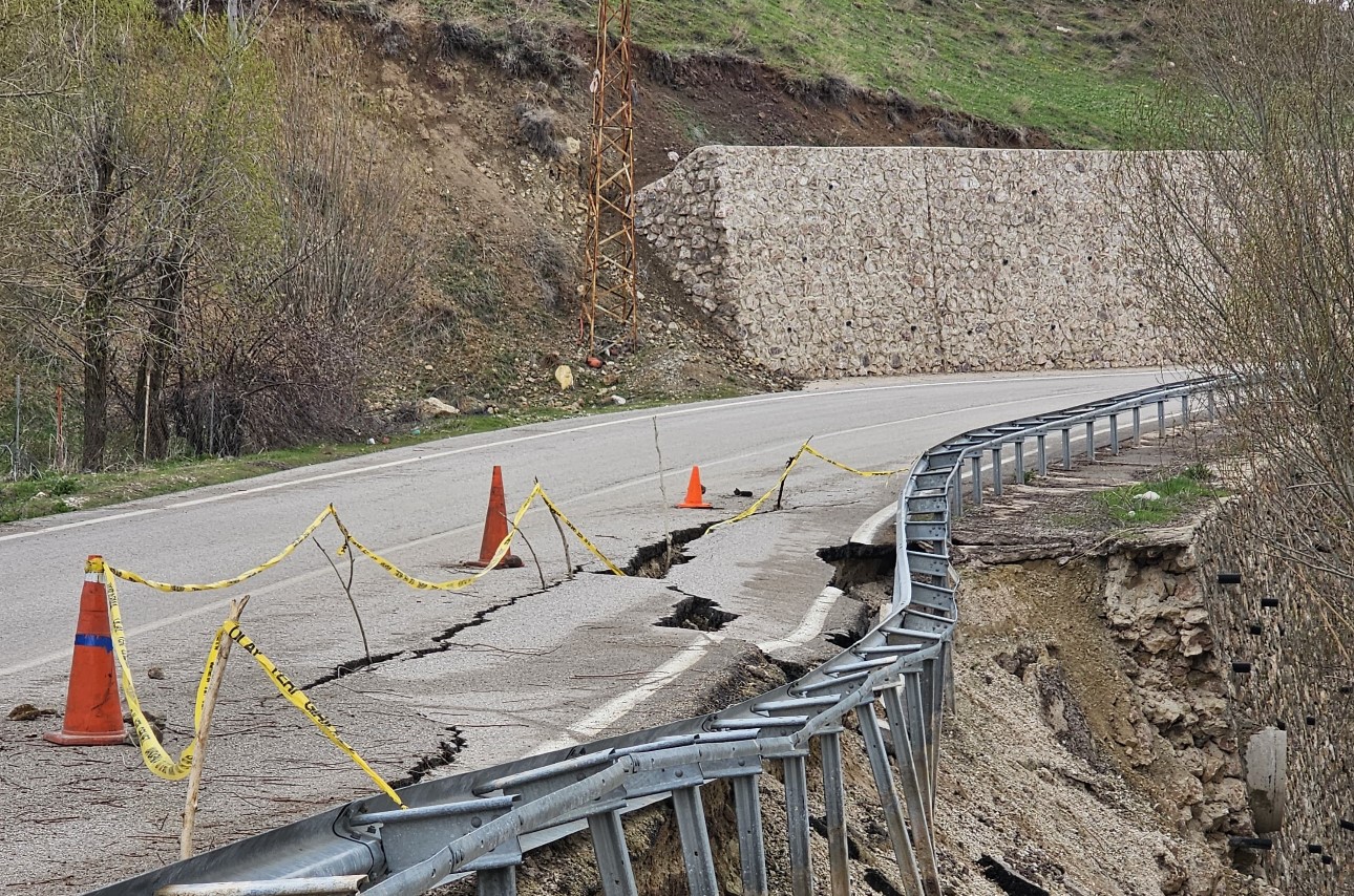 Hakkari-Yüksekova kara yolunda ’yarık’ tehlikesi
