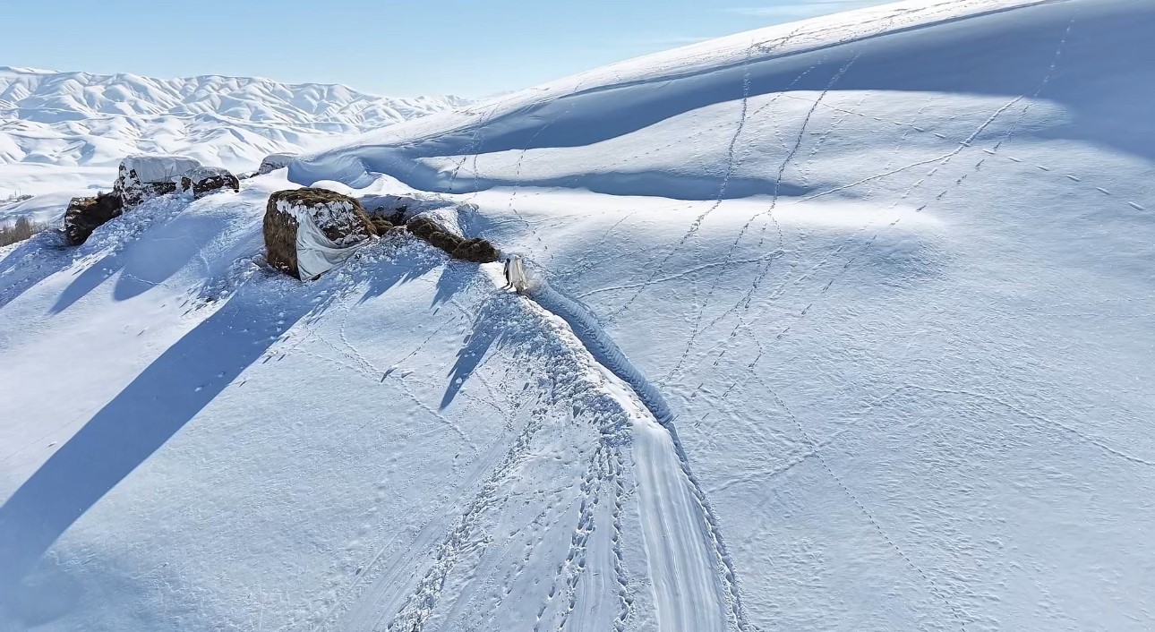 Hakkari’de 1 buçuk metreyi aşan karda çiftçilerin zorlu mesaisi sürüyor
Hakkari’de 1 buçuk metreyi aşan karda çiftçilerin zorlu mesaisi sürüyor