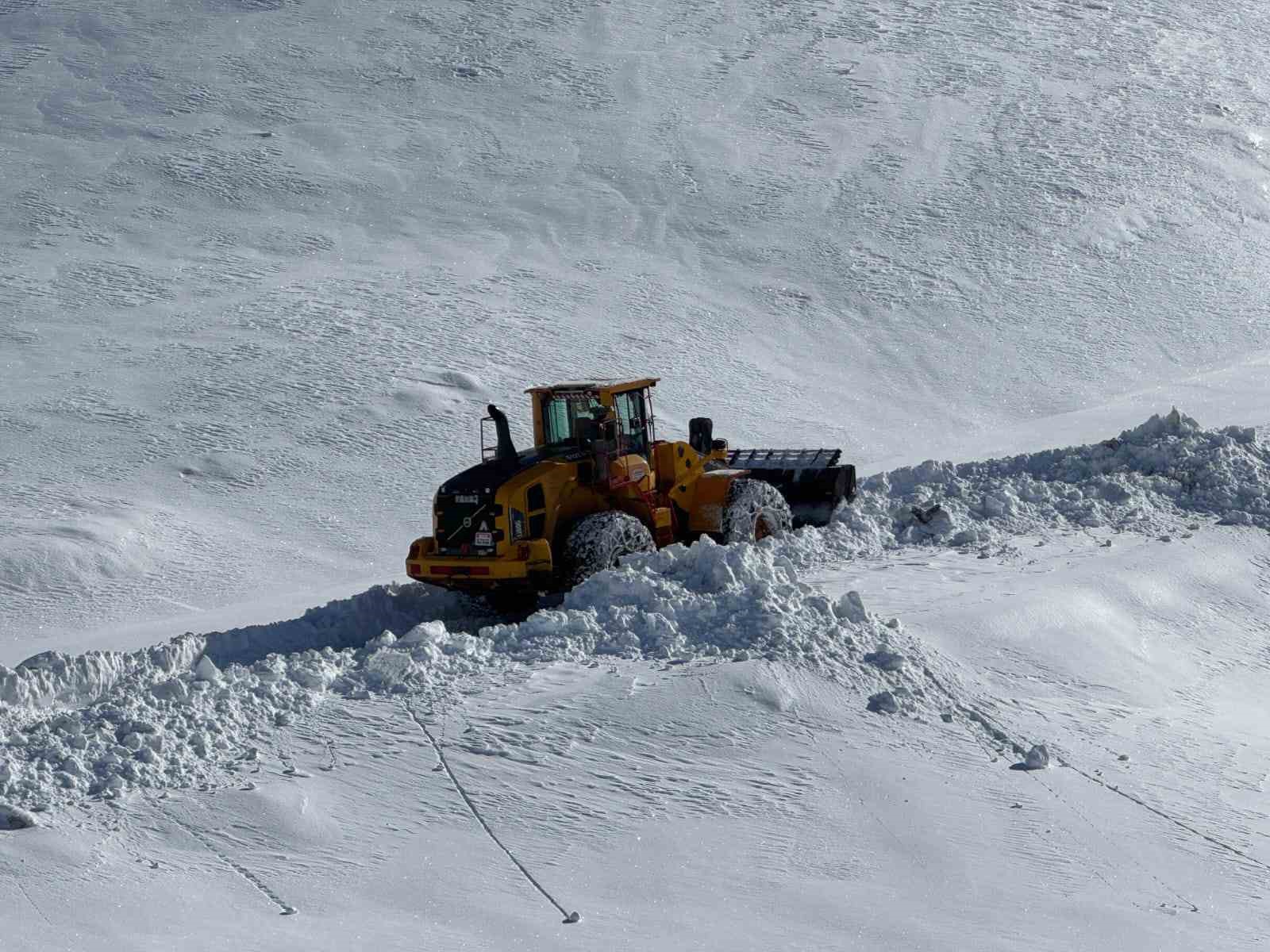 Hakkari’de 172 yerleşim yolu ulaşıma kapandı
