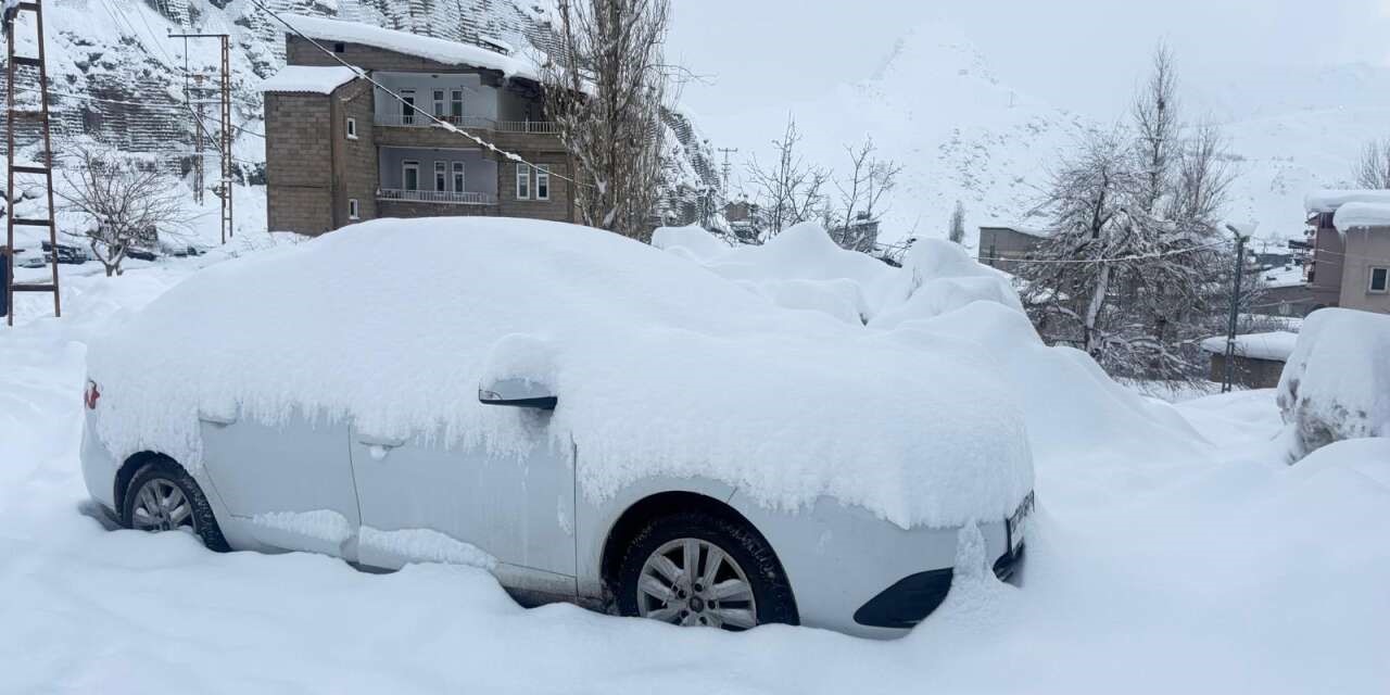 Hakkari’de 210 yerleşim yerinin yolu kapandı
