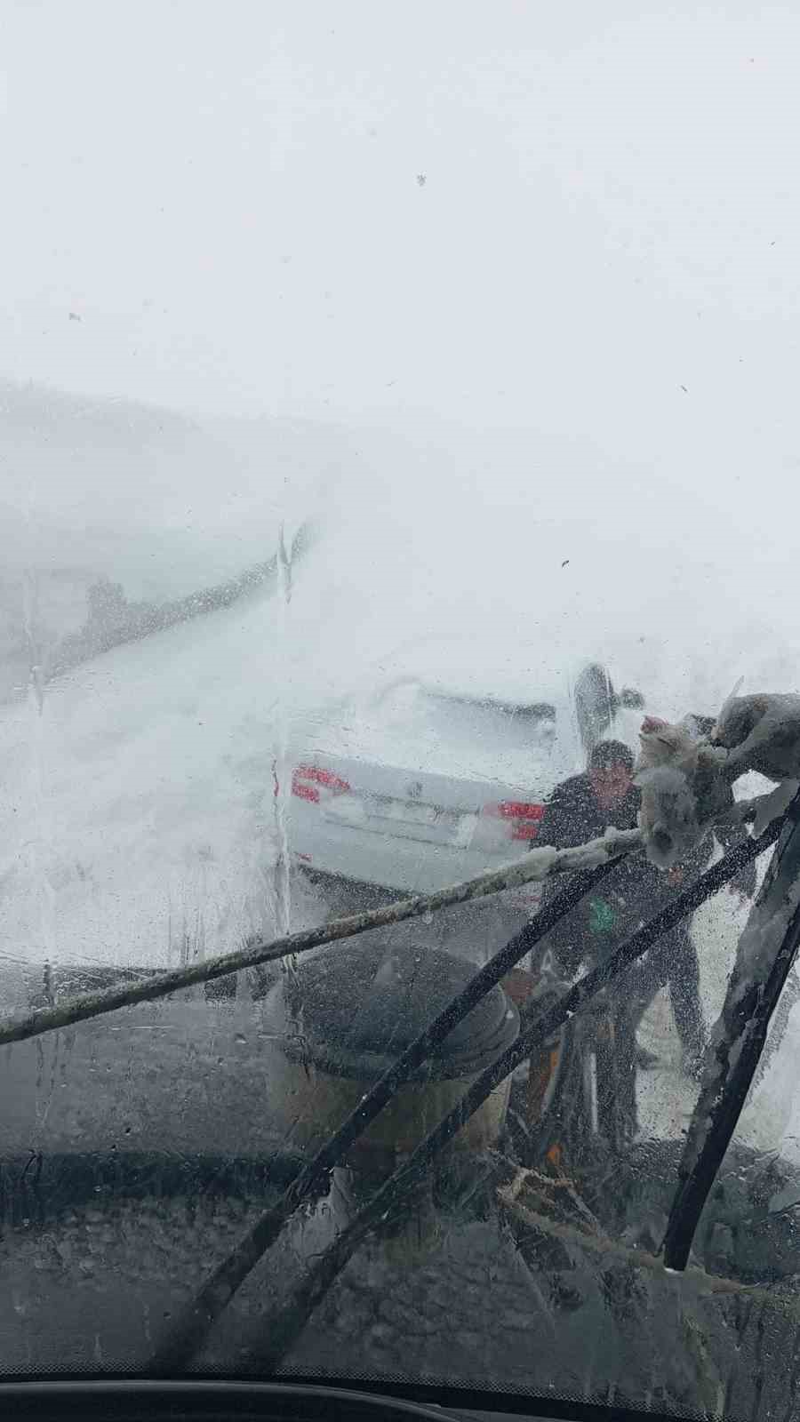 Hakkari’de 3 bin rakımlı zirvede mahsur kalanlar kurtarıldı
