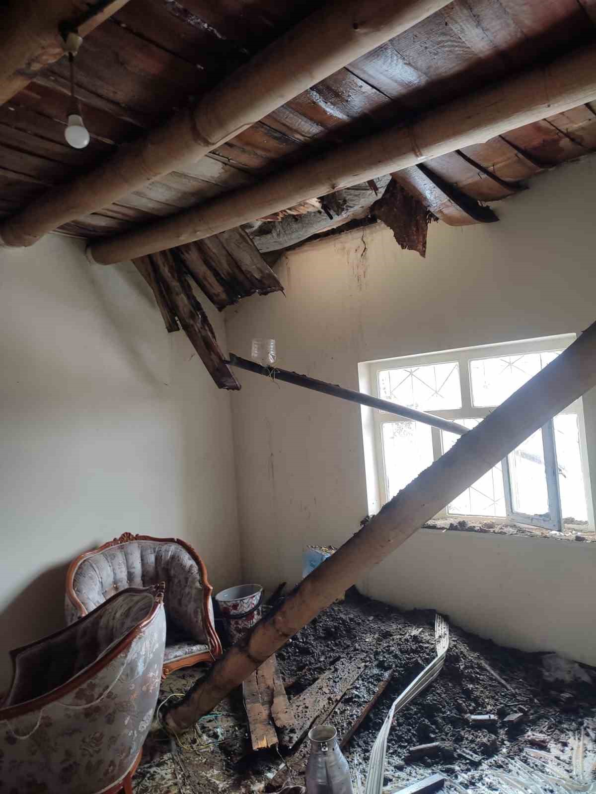 Hakkari’de 6 kişilik ailenin evi çöktü
