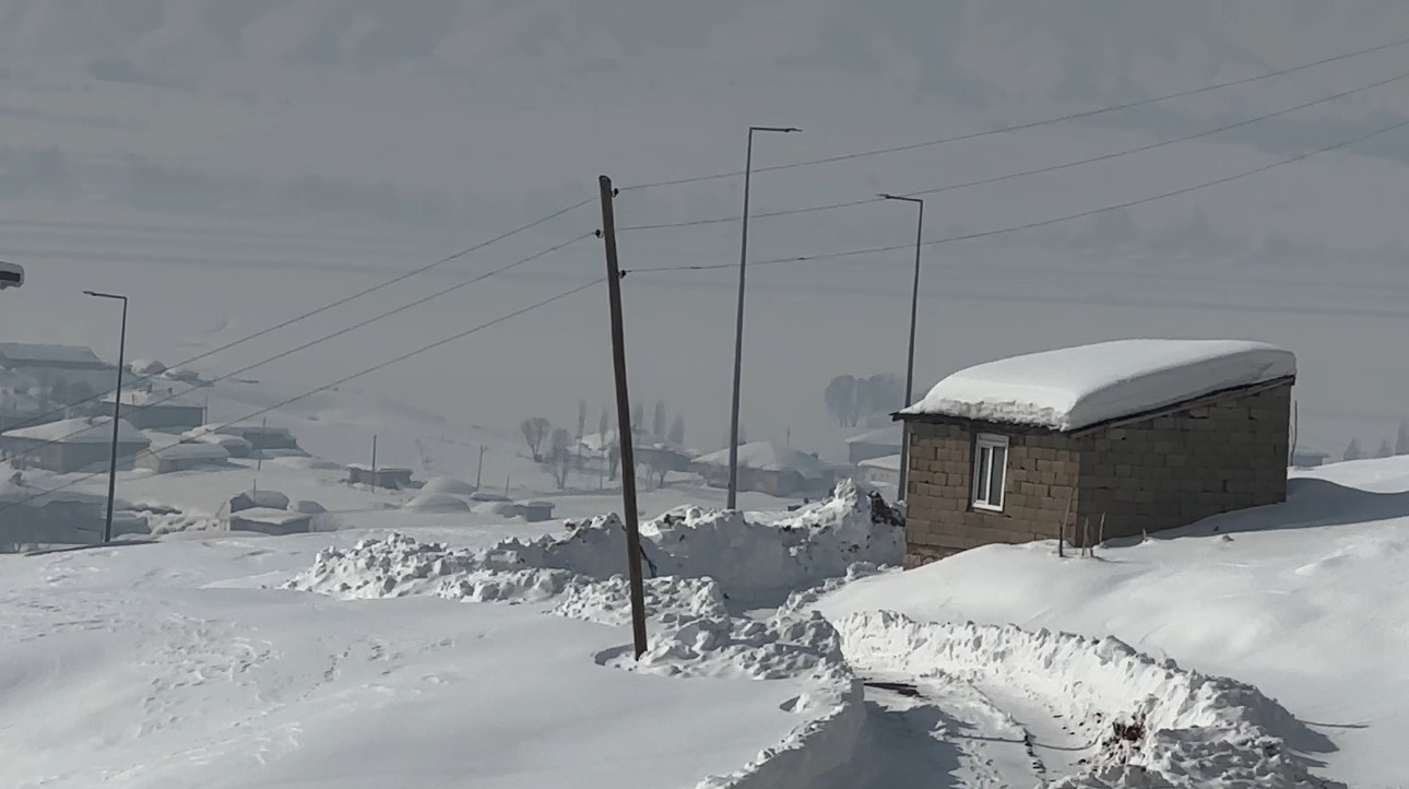 Hakkari’de 68 yerleşim yerinin yolu kapandı
