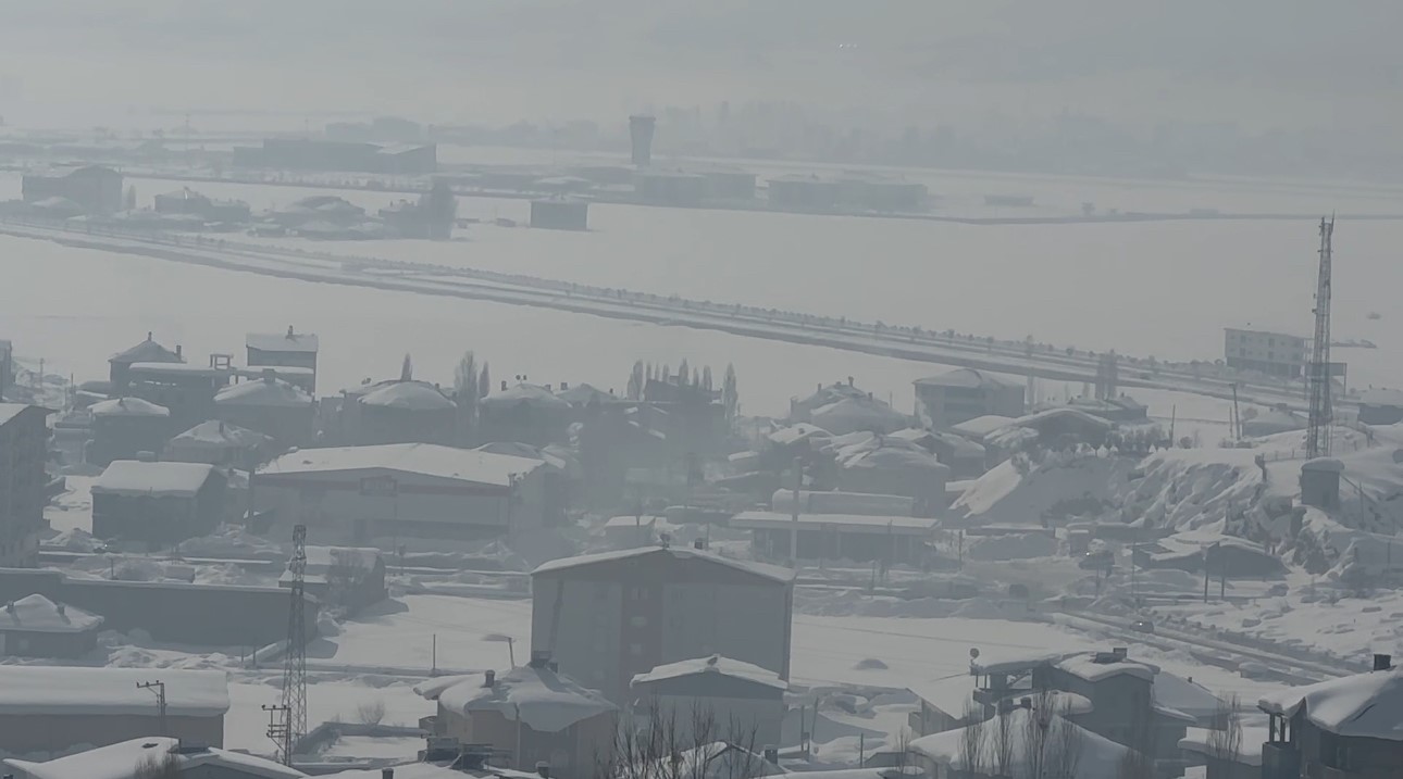 Hakkari’de 68 yerleşim yerinin yolu kapandı
