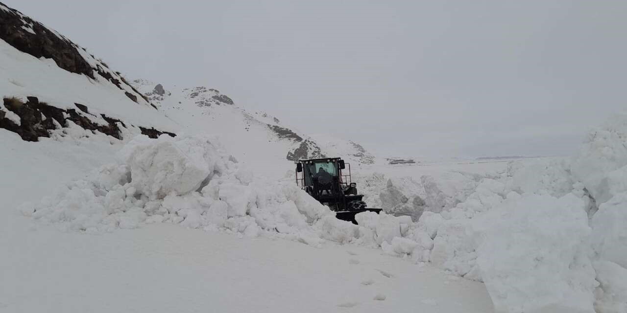 Hakkari’de 79 yerleşim yerinin yolu ulaşıma kapandı
