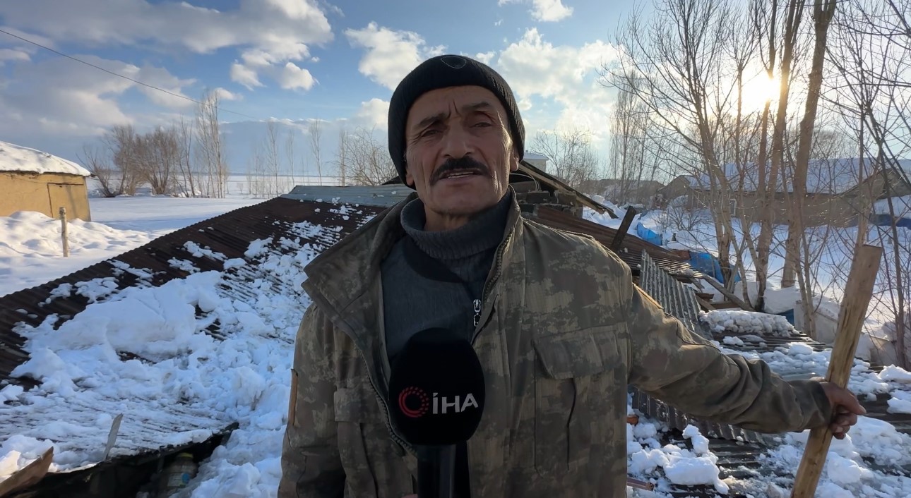 Hakkari’de ahırın çatısı çöktü: 2 hayvan telef oldu
