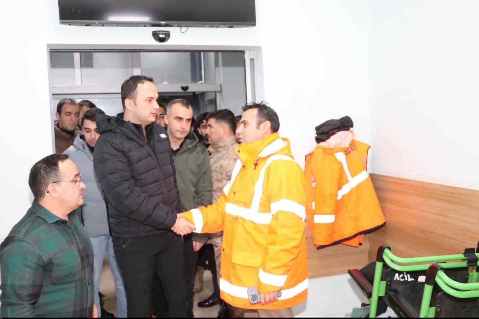 Hakkari’de akaryakıt istasyonunun çatısı çöktü: 8 kişi yaralandı
