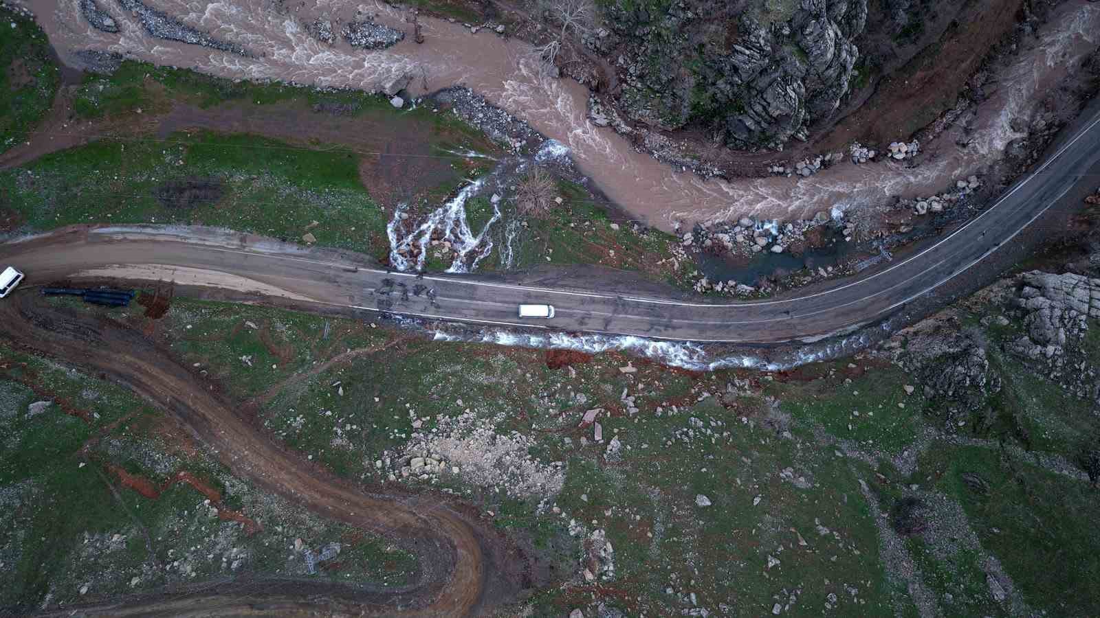 Hakkari’de asfaltın ortasından su pınarı fışkırdı
