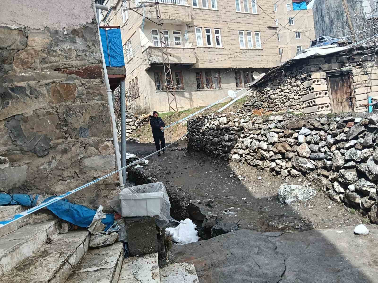 Hakkari’de bir ev çöktü

