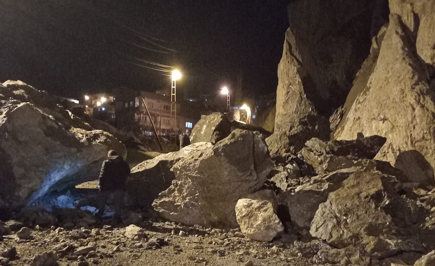 Hakkari’de dev kayalar mahalle yoluna düştü
