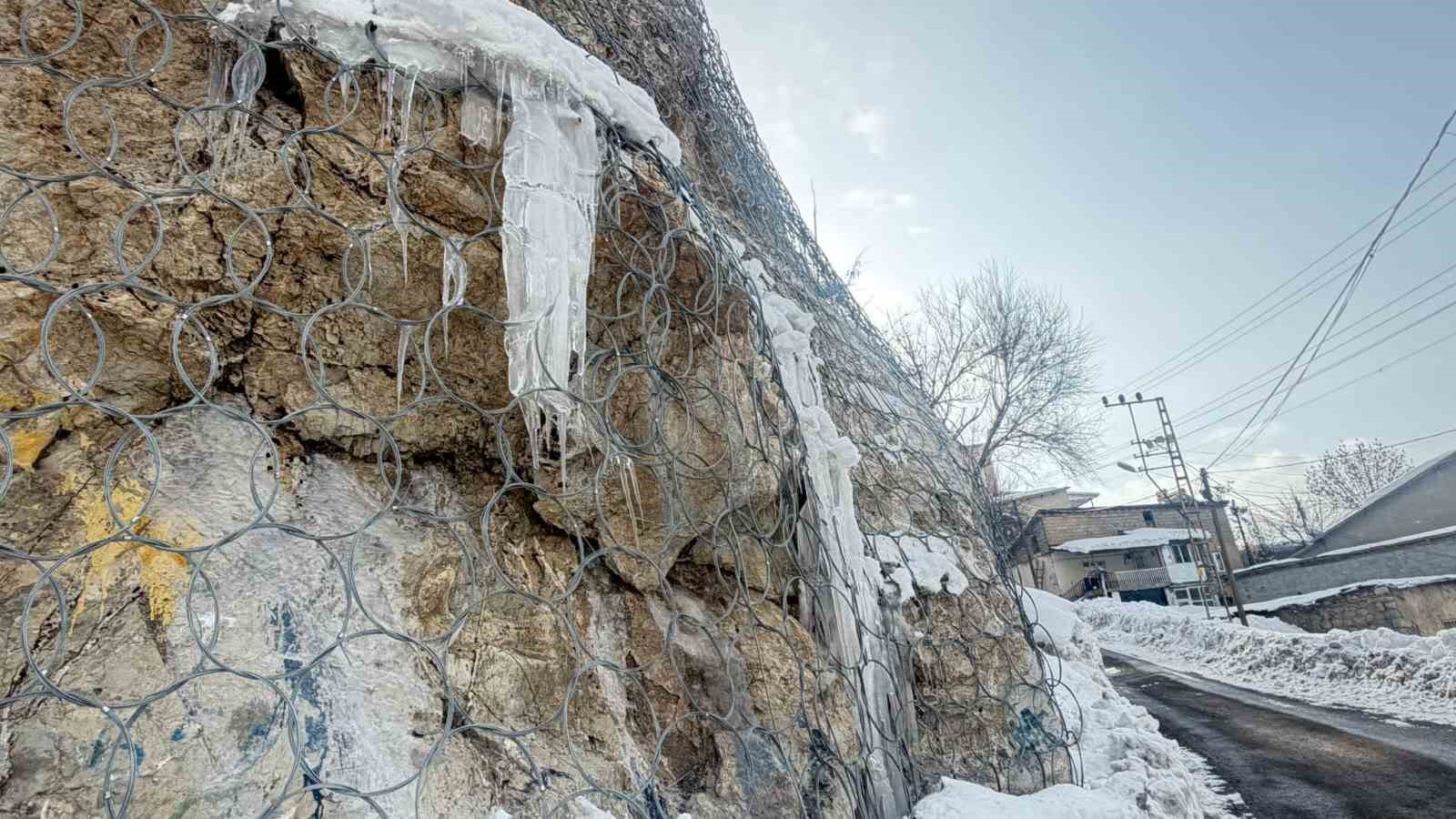 Hakkari’de dondurucu soğuklar
