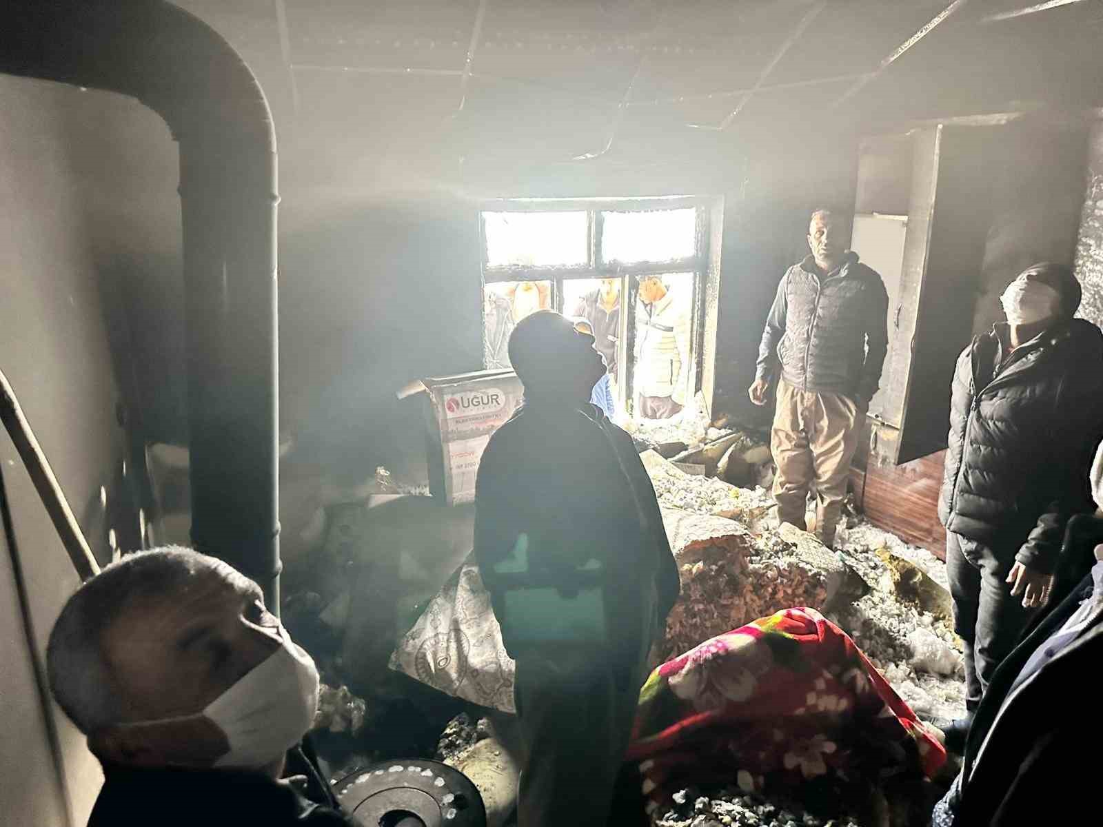 Hakkari’de ev yangını
