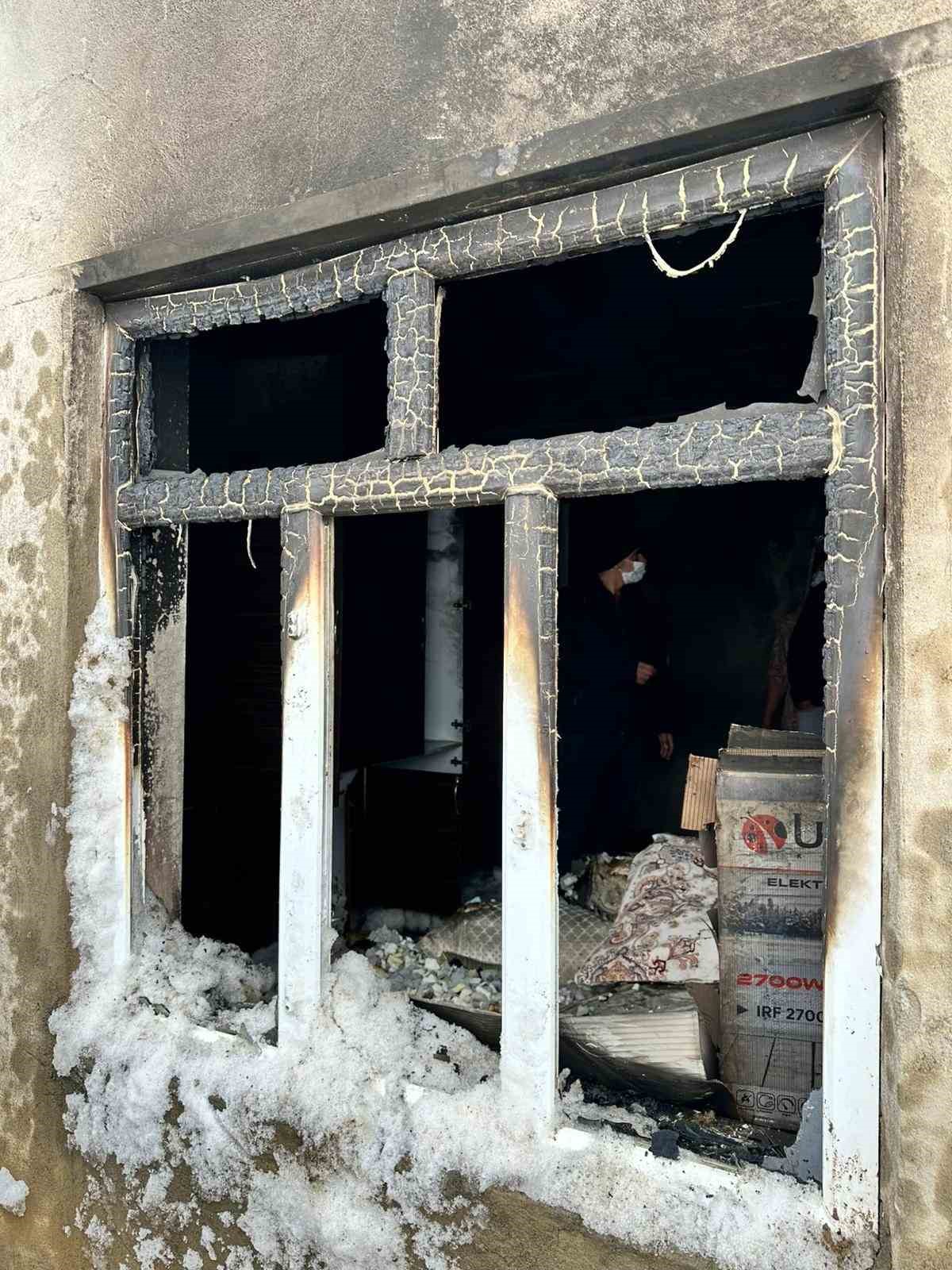 Hakkari’de ev yangını
