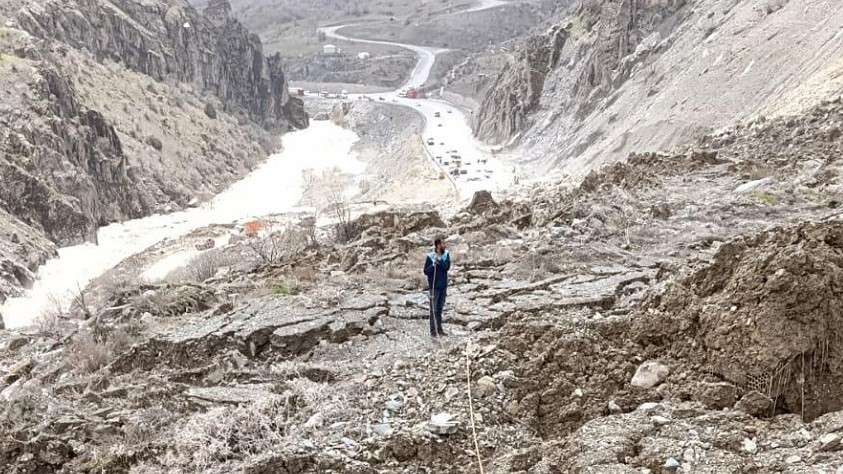 Hakkari’de heyelan sonrası iletişim alarmı
