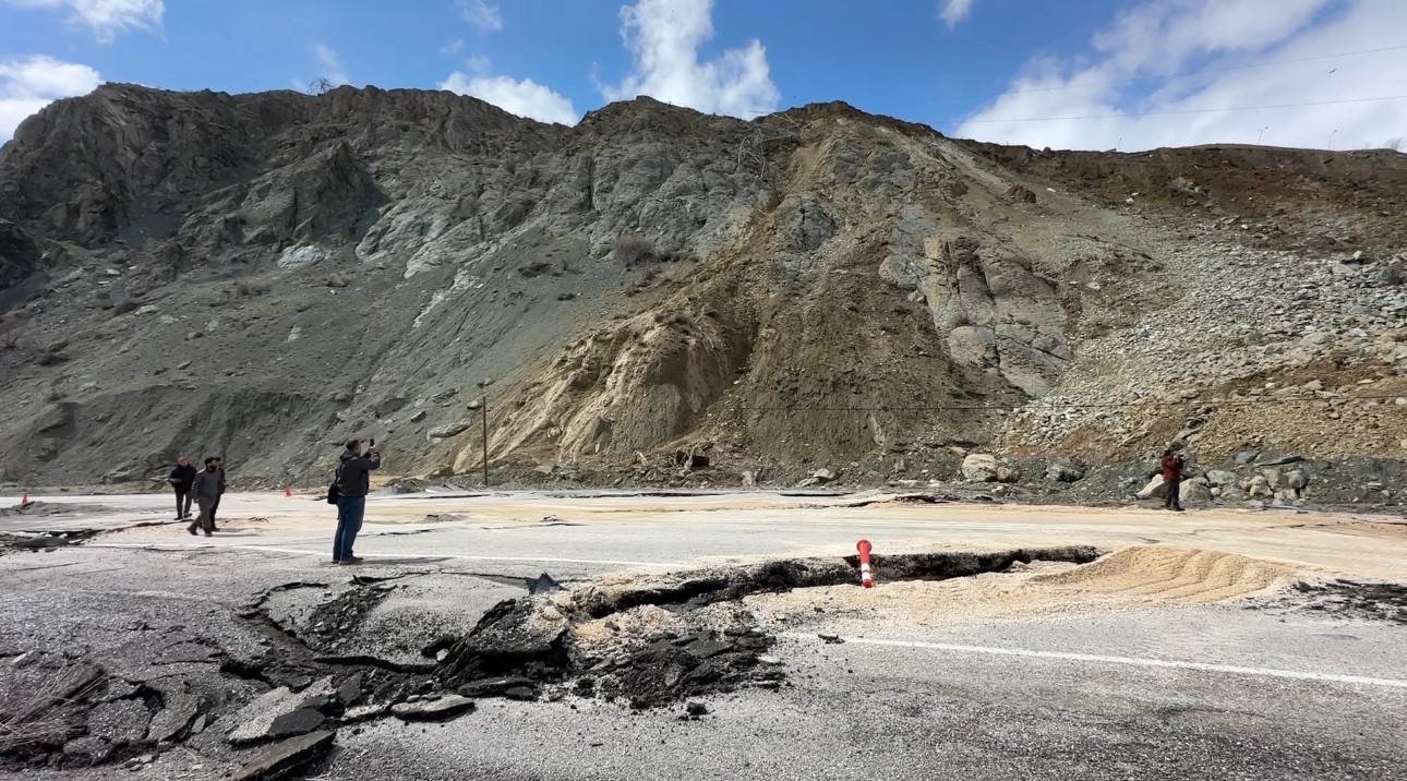 Hakkari’de heyelan: Tesis büyük hasar gördü, kara yolunda dev yarıklar oluştu
