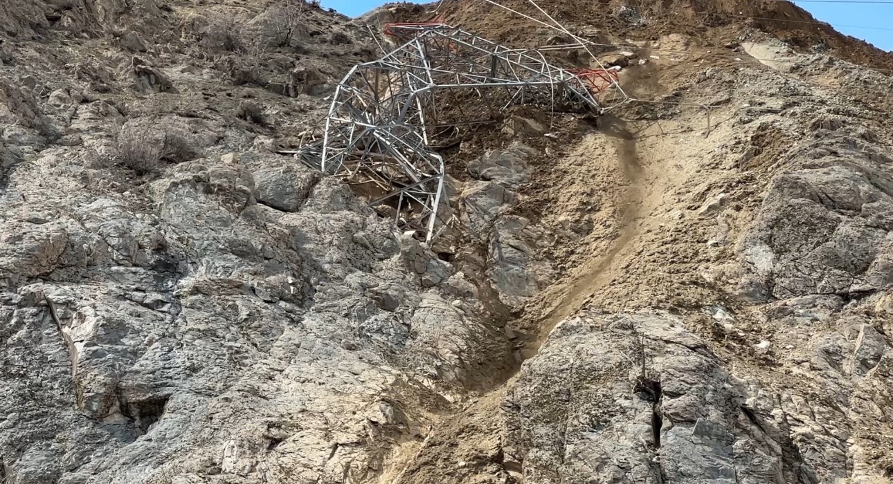 Hakkari’de heyelan: Tesis büyük hasar gördü, kara yolunda dev yarıklar oluştu
