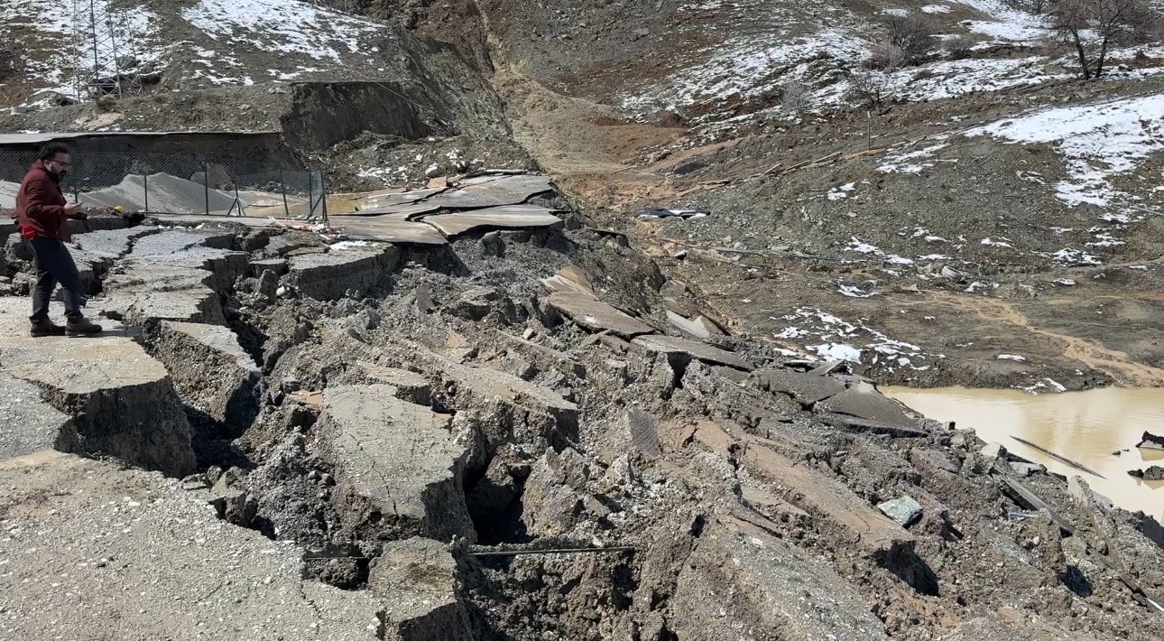 Hakkari’de heyelan: Tesis büyük hasar gördü, kara yolunda dev yarıklar oluştu
