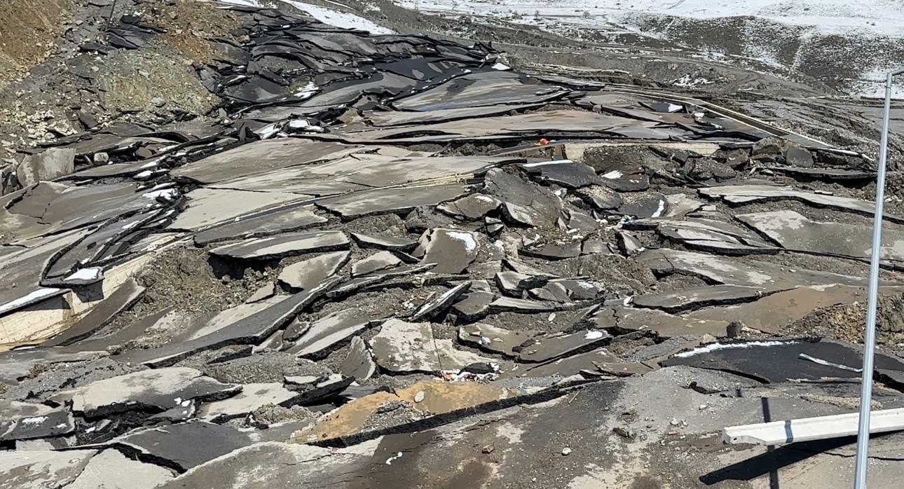 Hakkari’de heyelan: Tesis büyük hasar gördü, kara yolunda dev yarıklar oluştu
