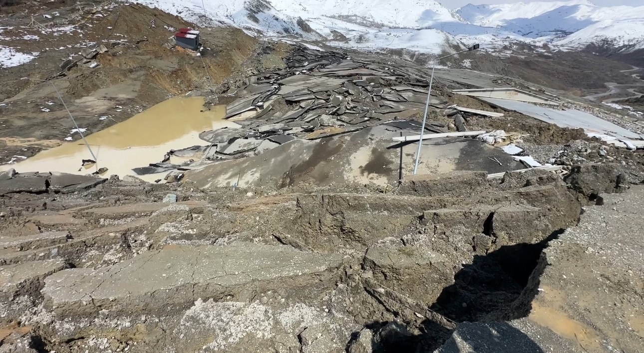 Hakkari’de heyelan: Tesis büyük hasar gördü, kara yolunda dev yarıklar oluştu
